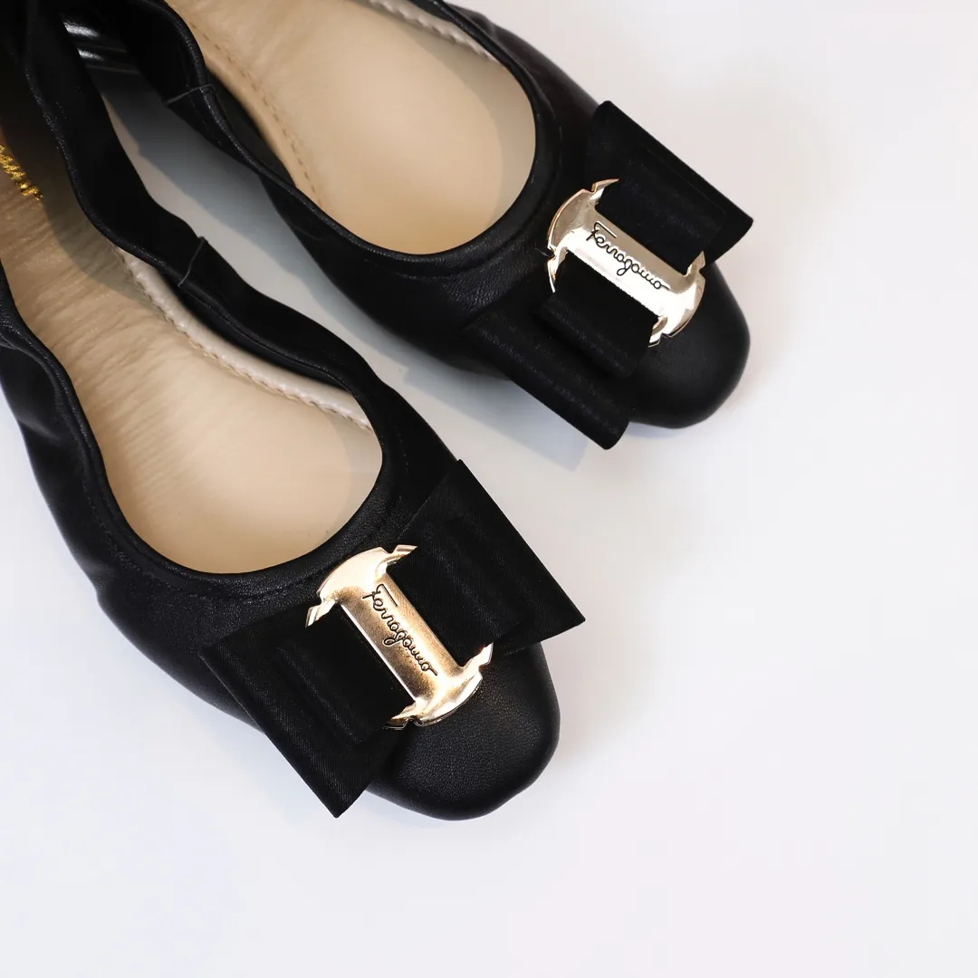 👟👟Ex-factory price 360👟👟 Early spring new style Salvatore Ferragamo hot style small square toe egg roll shoes [wit] 5mm high elastic latex, so soft you want to cry❗️The toe is equipped with Ferragamo's signature hardware butterfly🦋 buckle. Newly opened mold and upgraded outsole, 1cm heel is comfortable and not tiring. Upper: mixed sheepskin Inner pads: light goatskin (non-fading) Color: black, white, gun, red, burgundy, blue, pink Code number: 34-41